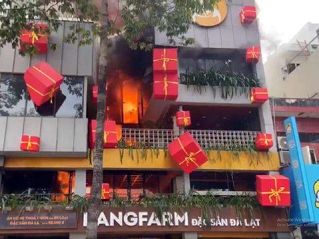 Tin tức trong ngày - “Biển lửa” bao trùm nhà hàng buffet ở Sài Gòn, nhiều người tháo chạy