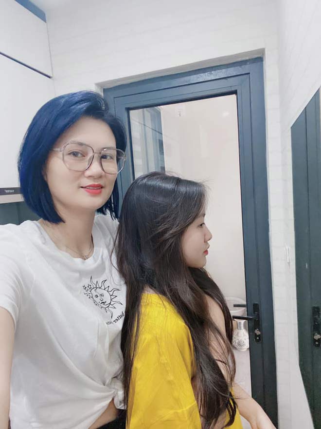 "Người đẹp không tuổi" Kim Huệ khoe tóc lạ và bày tỏ sự tự hào khi có con gái cưng rất hiểu tâm lý của mẹ