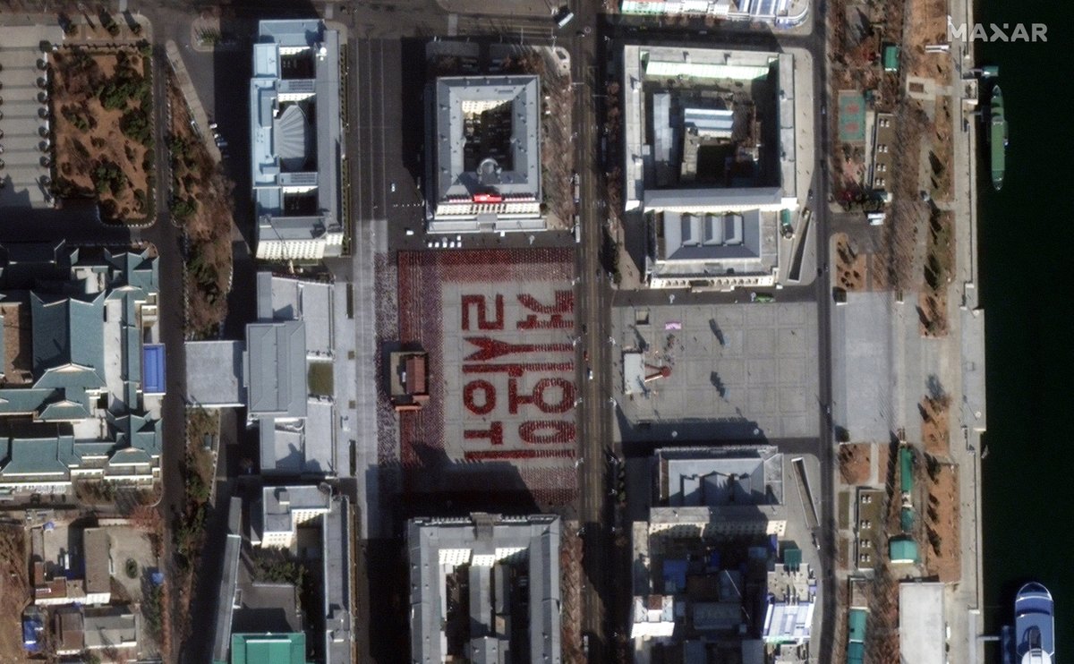 Thông điệp xếp bằng người của Triều Tiên có thể nhìn thấy từ không gian (ảnh: Daily Star)