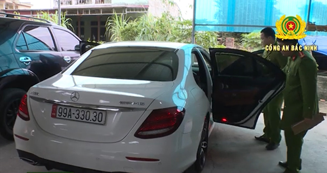 Xe sang hiệu Lexus, Mercedes của Luân và đàn em bị cơ quan công an thu giữ (Ảnh: Công an Bắc Ninh)