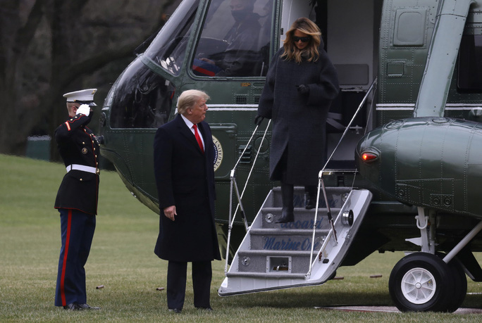 Tổng thống Donald Trump và Đệ nhất phu nhân Melania Trump xuống trực thăng trở về Nhà Trắng hôm 31-12. Ảnh: Reuters