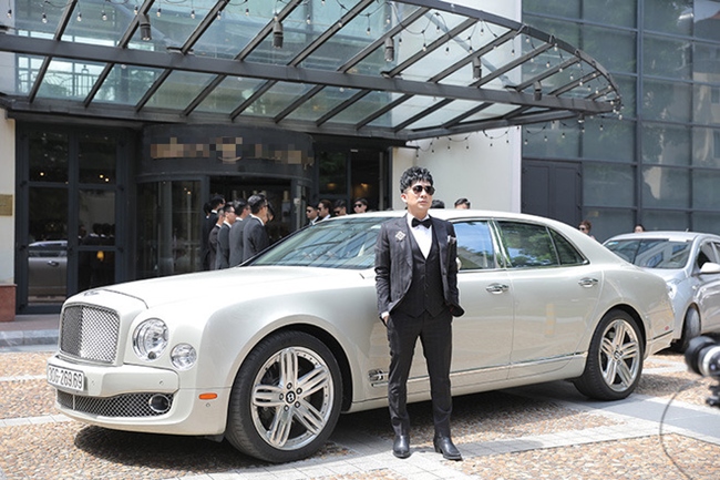 Quang Hà hiện đang sở hữu siêu xe Bentley Mulsanne trị giá 24 tỷ đồng. Anh thường xuyên lái siêu xe này tới tham gia các sự kiện và đi hát.
