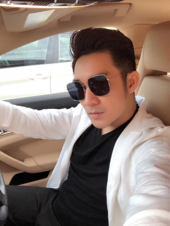 Hơn 20 năm ca hát, Quang Hà được mệnh danh là ca sĩ &#34;sưu tầm sổ đỏ&#34; khi&nbsp;sở hữu khối tài sản khổng lồ. Giọng ca Ngỡ từng gây sốc khi&nbsp;chia sẻ đang sở hữu 13 căn nhà ở TP.HCM và Hà Nội. Anh còn có trong tay 2 chiếc xe siêu sang, trị giá hàng chục tỷ đồng.
