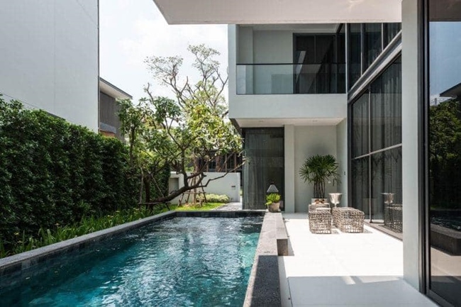 Bể bơi ngoài trời được Quang Hà thiết kế đẹp mắt, là nơi để anh nghỉ ngơi, thư giãn sau những ngày chạy show.
