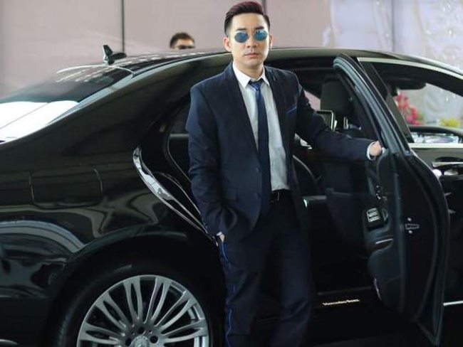 Năm 2018, anh từng mua một chiếc xe sang có giá khoảng 8 tỷ đồng.
