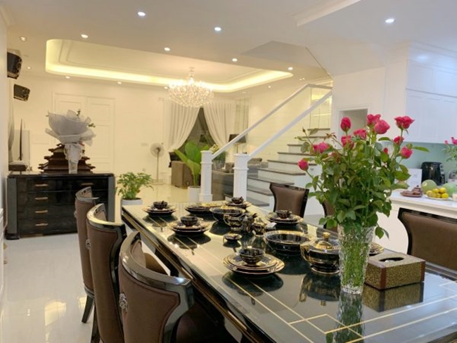 Quang Hà tiết lộ, đa phần nội thất của anh đều là sản phẩm của hãng Versace Collection. Có những món đồ anh phải đặt mua và chờ đợi tới nửa năm mới được sở hữu.

