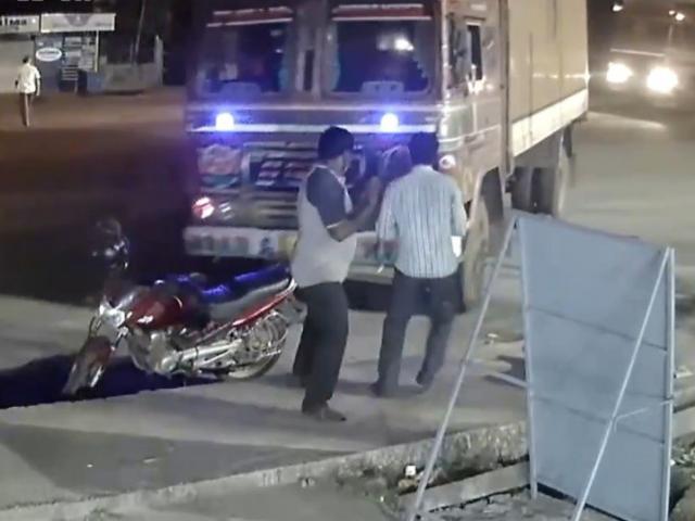 Media - Pha chạy thoát xe tải mất lái ngoạn mục