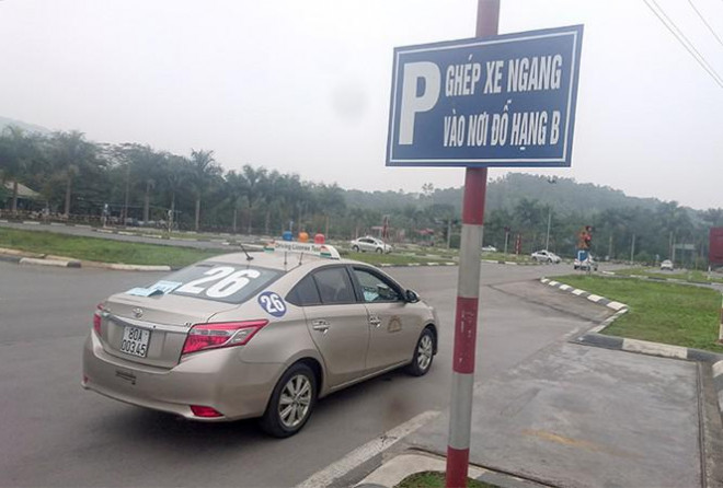 Ngoài phần thi lý thuyết, trong sa hành và trên đường, người học lái ô tô nay phải thi thêm phần thi trên phần mềm mô phỏng. Ảnh minh hoạ.