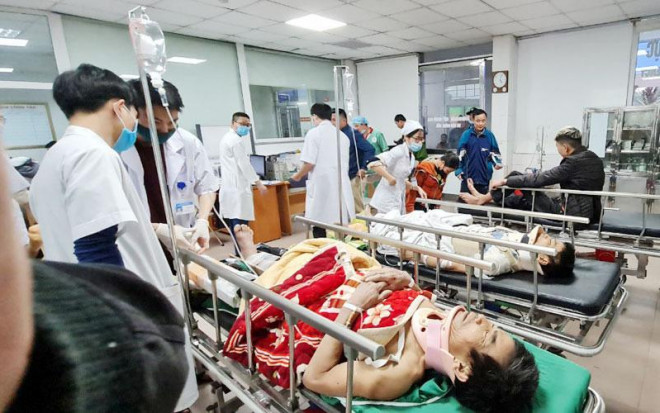 Các nạn nhân đang được cấp cứu tại bệnh viện trong tình trạng chấn thương rất nặng.