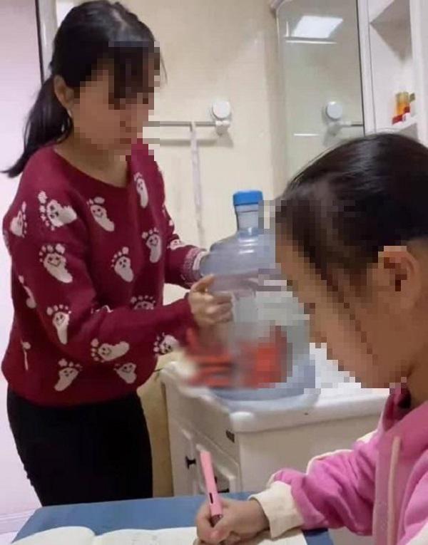 Cách giải quyết của người mẹ khiến dư luận tranh cãi dữ dội.