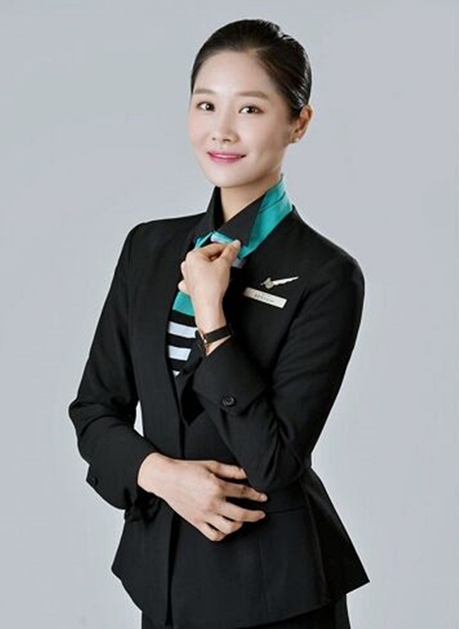 Người đẹp thứ hai cũng làm đã làm mẹ nhưng nhanh chóng lấy lại vóc dáng đẹp là tiếp viên hàng không Lim Eunah.
