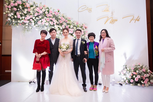 Nhà báo Hà Sơn cũng như nhiều đồng nghiệp của cô dâu Ngọc Hà cũng đã có mặt để chúc mừng cặp đôi. 

