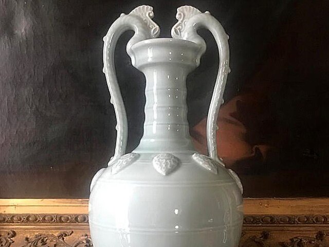 Kinh doanh - Chiếc bình cổ vứt xó nhà mấy chục năm không ngờ là báu vật hơn 40 tỷ