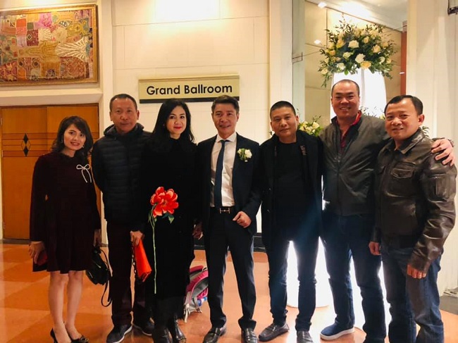 Diễn viên Thu Hà cùng nhiều bạn bè của nghệ sĩ Công Lý.
