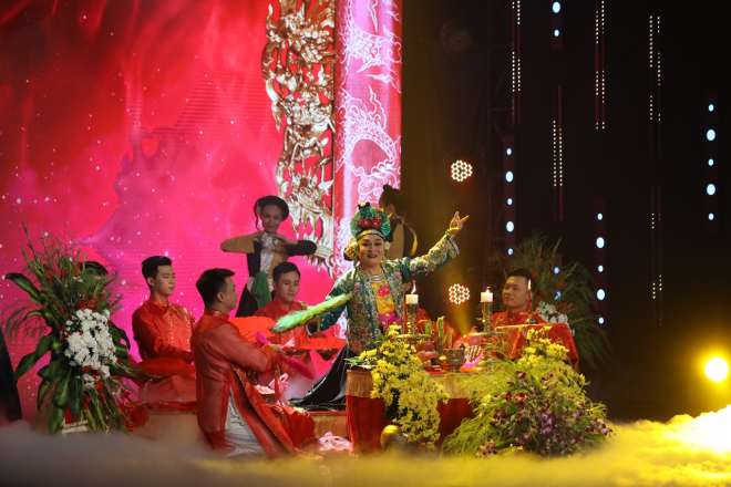 Nghệ sĩ Xuân Hinh biểu diễn Chầu Văn trên sân khấu "Ký Ức Vui Vẻ"&nbsp;