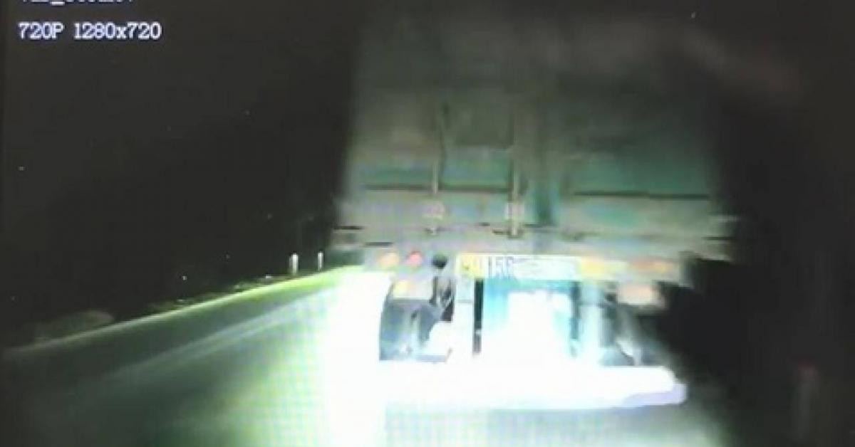 Tin tức ô tô - Bị chiếu đèn pha, tài xế đâm thẳng vào đuôi xe dừng đỗ bên đường