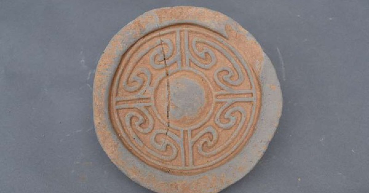 Chiếc chậu đất có chạm khắc ở phần đáy mang những dòng chứ bí ẩn tiết lộ chủ nhân là Hán Hoàn Đế Lưu Chí - Ảnh: Viện nghiên cứu Di tích văn hóa và khảo cổ học thành phố Lạc Dương