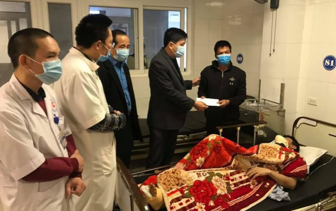 Ông Kha Văn Tám- Tỉnh ủy viên - Chủ tịch Liên đoàn Lao động tỉnh Nghệ An cùng BS Phạm Quốc Dương- Chủ tịch Công đoàn ngành Y tế tỉnh Nghệ An thăm hỏi, động viên các lao động không may bị nạn. Ảnh: Đ.L