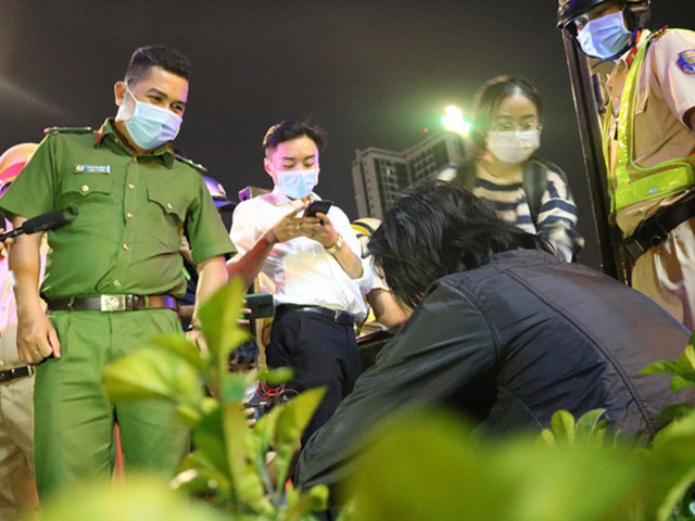 Tin tức trong ngày - Cho rằng bị vợ bỏ, thanh niên chạy đến yêu cầu CSGT đo độ cồn rồi dọa đi tự tử