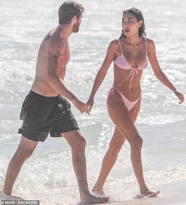 Cũng xuất hiện ở Tulum là nữ DJ nóng bỏng Chantel Jeffries 28 tuổi. Cô đi nghỉ đầu năm mới cùng bạn trai Drew Taggart 31 tuổi.