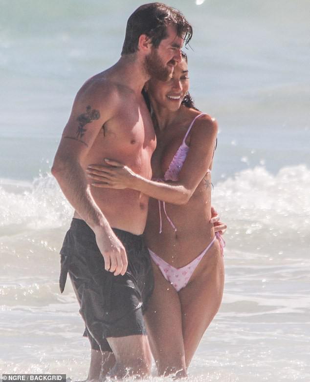 Cặp đôi ôm nhau tình tứ ở biển. Trước đây, Chantel Jeffries từng được biết đến là bạn gái của Justin Bieber nhưng cuộc tình của họ kết thúc nhanh chóng 