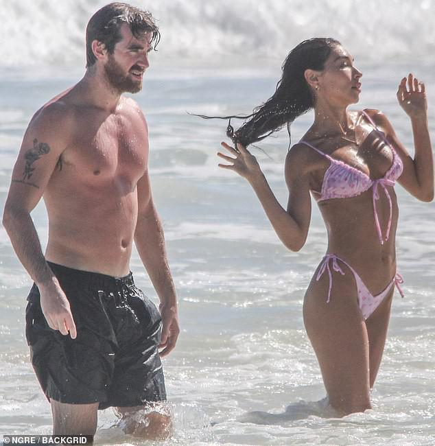 Chantel Jeffries mặc bikini tông tím khoe vóc dáng săn chắc đẹp như tạc tượng.