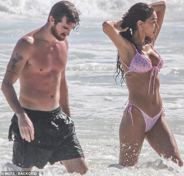 Hai mỹ nhân nóng bỏng của Hollywood 'đọ' dáng với bikini siêu bé ở biển - 7