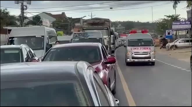 Du khách nghỉ Tết Dương lịch từ Đà Lạt đổ về, kẹt xe kinh hoàng ở đèo Bảo Lộc