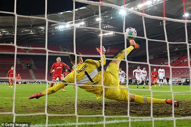 Choáng váng Bundesliga: Tuyệt phẩm Bergkamp tái hiện, thủ môn cản 11m bằng chân - 1