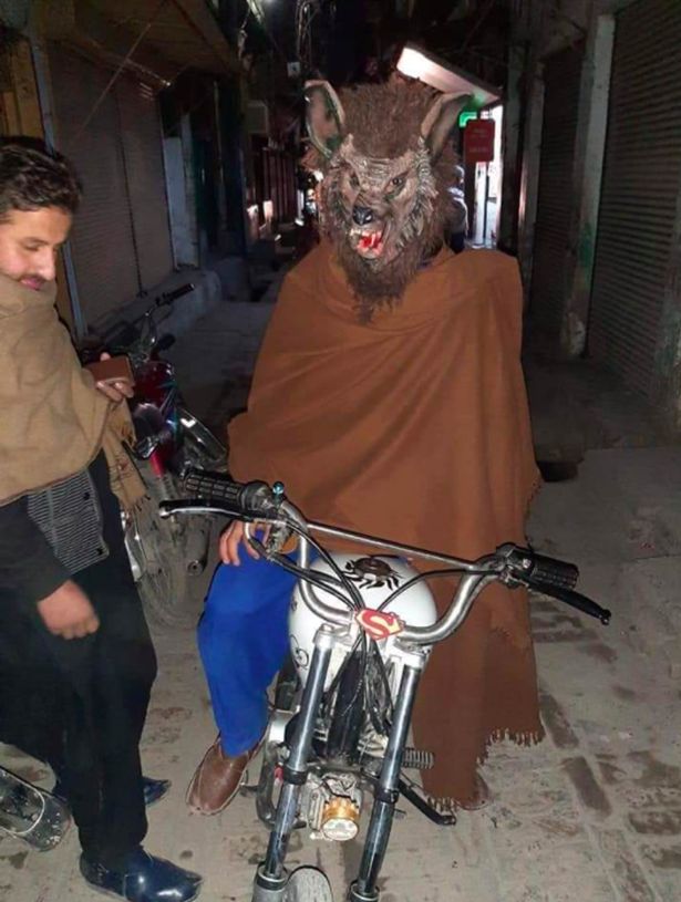 Người đàn ông lái xe máy, đeo mặt nạ sói để hù họa mọi người đêm giao thừa (ảnh: Daily Star)