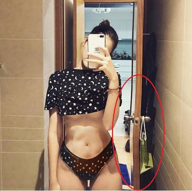 Hot girl Hà Lade khoe vòng eo "con kiến" nhưng cư dân mạng soi ra chi tiết bất thường ở cánh cửa nhà tắm bị méo.
