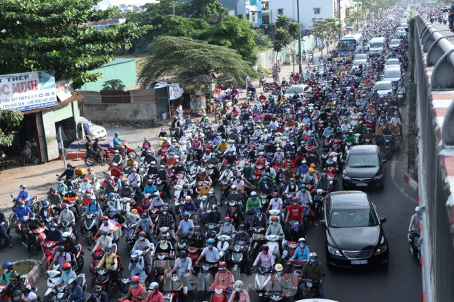 Trong đó, dòng người đi xe máy từ các tỉnh như Đồng Nai, Bình Dương, Bà Rịa - Vũng Tàu trở lại qua tuyến cửa ngõ phía Đông TP.HCM tăng mạnh.