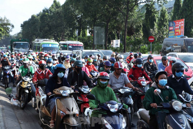 Ghi nhận trên các tuyến đường như Phạm Văn Đồng, Quốc lộ 13, Đinh Bộ Lĩnh... hướng vào trung tâm TP.HCM kẹt xe nghiêm trọng nhiều giờ.