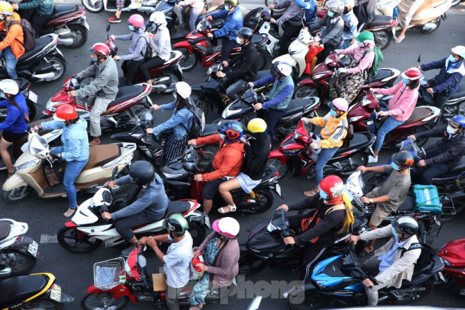 Tình trạng ùn ứ nghiêm trọng xảy ra tại các giao lộ, người dân phải nhích từng chút một để len lỏi qua khu vực kẹt xe.