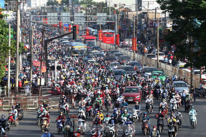 Quốc lộ 13, tuyến huyết mạch nối Bình Dương, Bình Phước với TP.HCM ùn tắc nghiêm trọng từ sáng sơm.