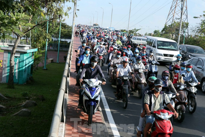Nhiều người chạy xe máy lên lề đường, cầu vượt bất chấp nguy hiểm để vượt qua khu vực kẹt xe.