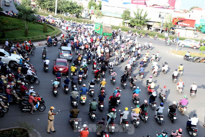 Từ sáng sớm, lực lượng CSGT TP.HCM đã tổ chức lực lượng tại các giao lộ để điều tiết giao thông nhằm giải tỏa ùn tắc.