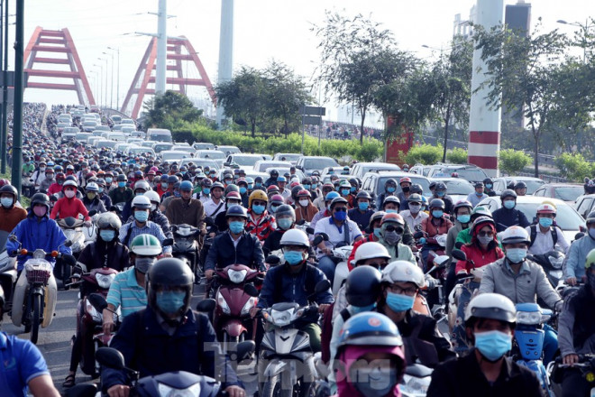Ghi nhận đến gần 9h sáng, hàng loạt tuyến đường vẫn kẹt xe nghiêm trọng kéo dài.