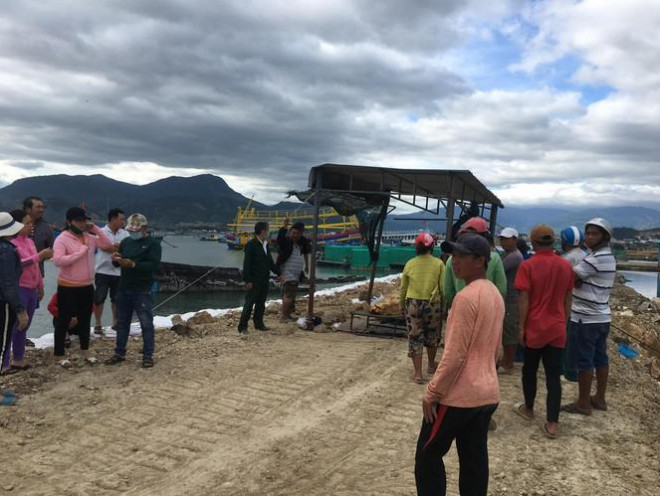 Một thi thể ngư dân gặp nạn được lực lượng biên phòng Khánh Hoà bàn giao cho gia đình mai táng