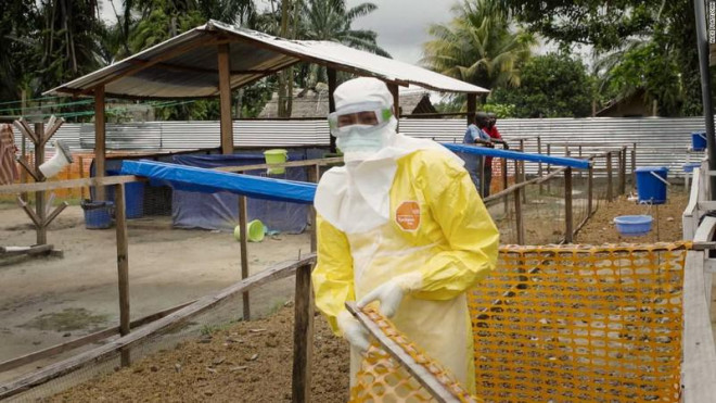 Bác sĩ Dadin Bonkole làm việc tại Vùng đỏ Ebola của bệnh viện Ingende. Ảnh: CNN