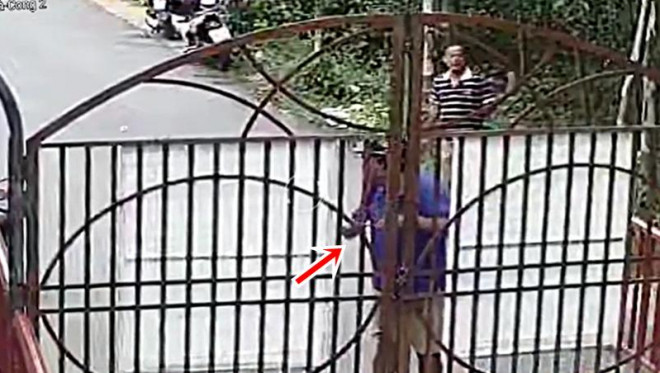 Camera ghi lại cảnh ông Vinh khóa cổng. Ảnh: PN