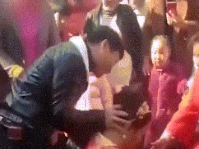 Phi thường - kỳ quặc - Video: Bị dúi đầu khi cúi lạy bố mẹ chồng, cô dâu tát khách "không trượt phát nào"