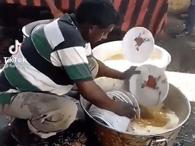 Bạn trẻ - Cuộc sống - Có kiểu rửa bát nhanh "thần sầu" này, ngày Tết sợ gì vết bẩn