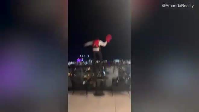 Video: Nhảy dù từ tầng 25 khách sạn ở Mỹ gây “hoảng loạn”