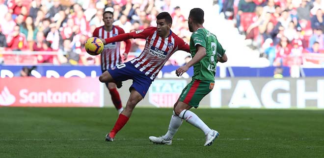 Atletico (áo đỏ trắng) giành chiến thắng khó nhọc nhưng quan trọng trên sân Alaves