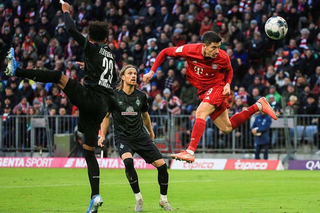 Lewandowski (áo đỏ) lập cú đúp, giúp Bayern ngược dòng hạ Mainz