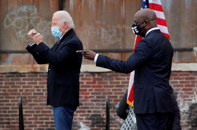 Ông Joe Biden xuất hiện bên cạnh ứng viên Đảng Dân chủ Raphael Warnock trong cuộc vận động tranh cử ở TP Atlanta, bang Georgia - Mỹ hôm 15-12-2020 Ảnh: Reuters