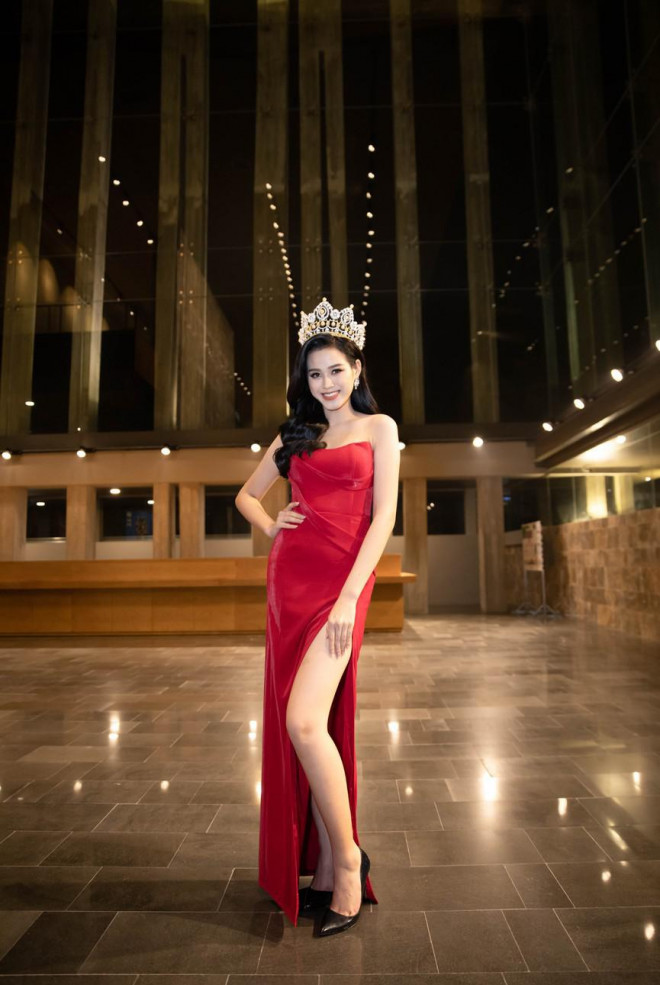 &#39;Đụng hàng&#39; một loạt mỹ nhân đình đám, Hoa hậu Đỗ Thị Hà vẫn tự tin với thần thái xinh đẹp - 1