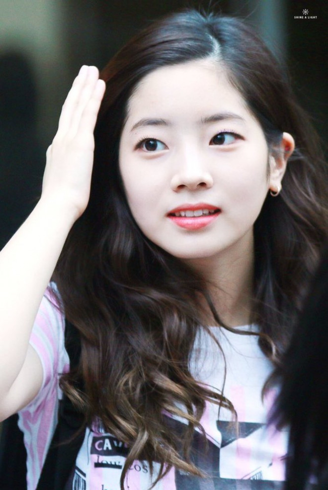 Mải khen làn da của Dahyun (TWICE) mà netizen quên mất vòng eo đẹp khó tin của cô - 1