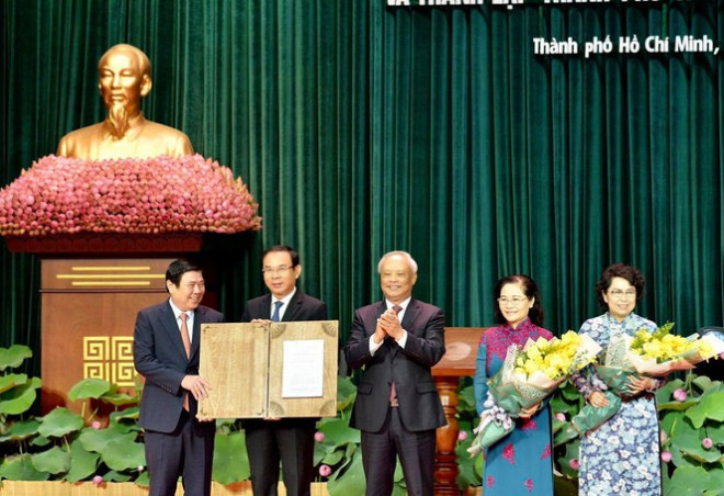Phó Chủ tịch Quốc Hội Uông Chu Lưu trao Nghị quyết 1111 cho lãnh đạo TPHCM tại lễ công bố thành lập TP Thủ Đức hôm 31/12/2020&nbsp;